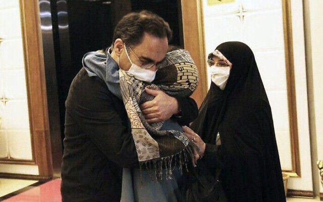 Le scientifique iranien Cyrous Asgari à son retour en Iran. (Crédit : agence officielle ISNA) Le scientifique iranien Cyrous Asgari à son retour en Iran. (Crédit : agence officielle ISNA)
