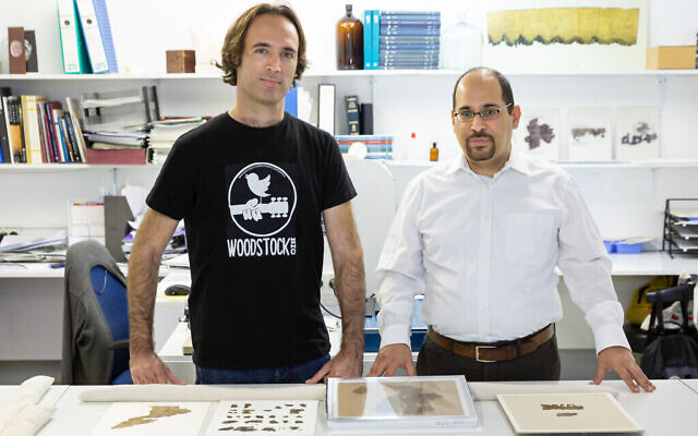 Le professeur Oded Rechavi de l'Université de Tel Aviv et le professeur Noam Mizrahi, qui font partie de l'étude sur l'ADN animal des manuscrits de la mer Morte. (Crédit : Tadmit, avec la permission de l'Université de Tel Aviv)