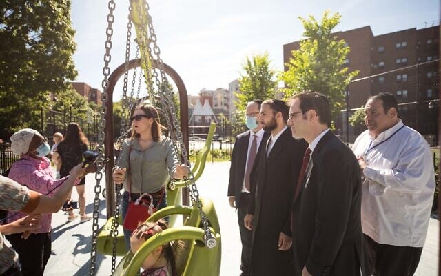 Le sénateur de l'Etat de New York Simcha Felder, l'élu parlementaire Simcha Eichenstein, et le membre du conseil municipal de New York City Kalman Yeger ouvrent le terrain de jeu  Kolbert dans le quartier de Midwood de Brooklyn, à New York City, le 16 juin 2020 (Crédit :  Benjamin Kanter via JTA)