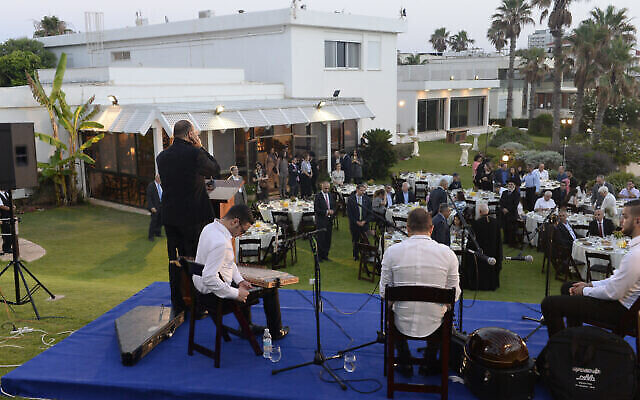 L'ambassadeur américain Dan Shapiro organise un Iftar à sa résidence officielle à Herzliya le 14 juin 2016 (Crédit : CC BY 2.0 US Embassy/Flickr)