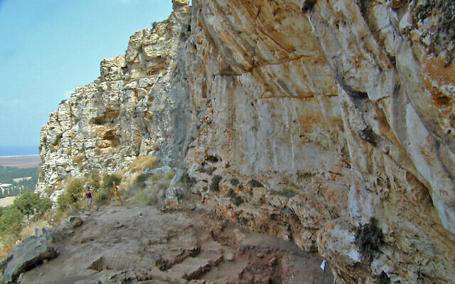 Extérieur de la grotte de Misliya, où l'on a découvert une mâchoire complète avec des dents datant de 177 000 à 194 000 ans. (Mina Weinstein-Evron, Université de Haïfa)