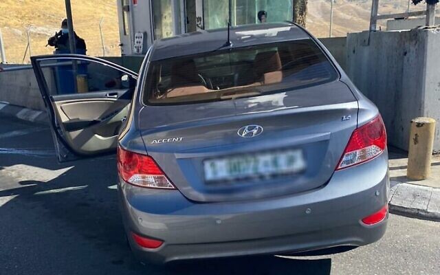 La scène d'une tentative présumée d'attaque à la voiture-bélier à un poste de contrôle de Cisjordanie près d'Abu Dis, à l'est de Jérusalem, le 23 juin 2020. (Police israélienne) La scène d'une tentative présumée d'attaque à la voiture-bélier à un poste de contrôle de Cisjordanie près d'Abu Dis, à l'est de Jérusalem, le 23 juin 2020. (Police israélienne)