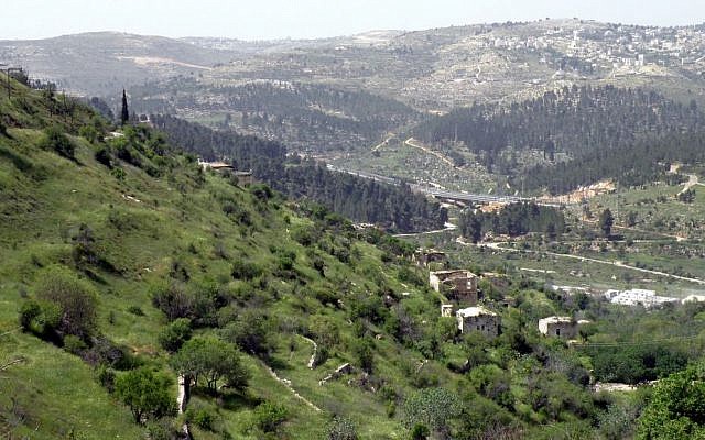 Le Mitzpeh Naftoah au fond à droite, photographié depuis Lifta à l'entrée ouest de Jérusalem, le 13 avril 2009 (Crédit :Flickr/Ron Almog, CC BY 2.0) Le Mitzpeh Naftoah au fond à droite, photographié depuis Lifta à l'entrée ouest de Jérusalem, le 13 avril 2009 (Crédit :Flickr/Ron Almog, CC BY 2.0)