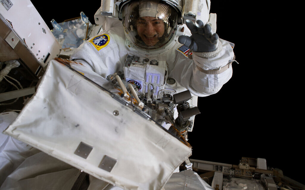 Jessica Meir, astronaute à la NASA, lors d'une sortie dans l'espace avec la station spatiale internationale (Crédit : NASA) Jessica Meir, astronaute à la NASA, lors d'une sortie dans l'espace avec la station spatiale internationale (Crédit : NASA)