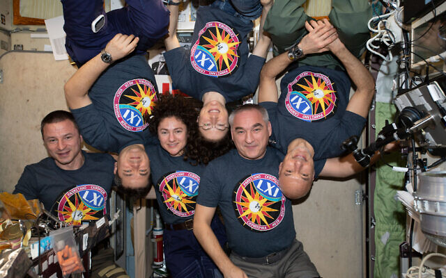 L'astronaute de la NASA Jessica Meir (troisième à gauche) avec ses coéquipiers à bord de la Station spatiale internationale. (Crédit NASA) L'astronaute de la NASA Jessica Meir (troisième à gauche) avec ses coéquipiers à bord de la Station spatiale internationale. (Crédit NASA)