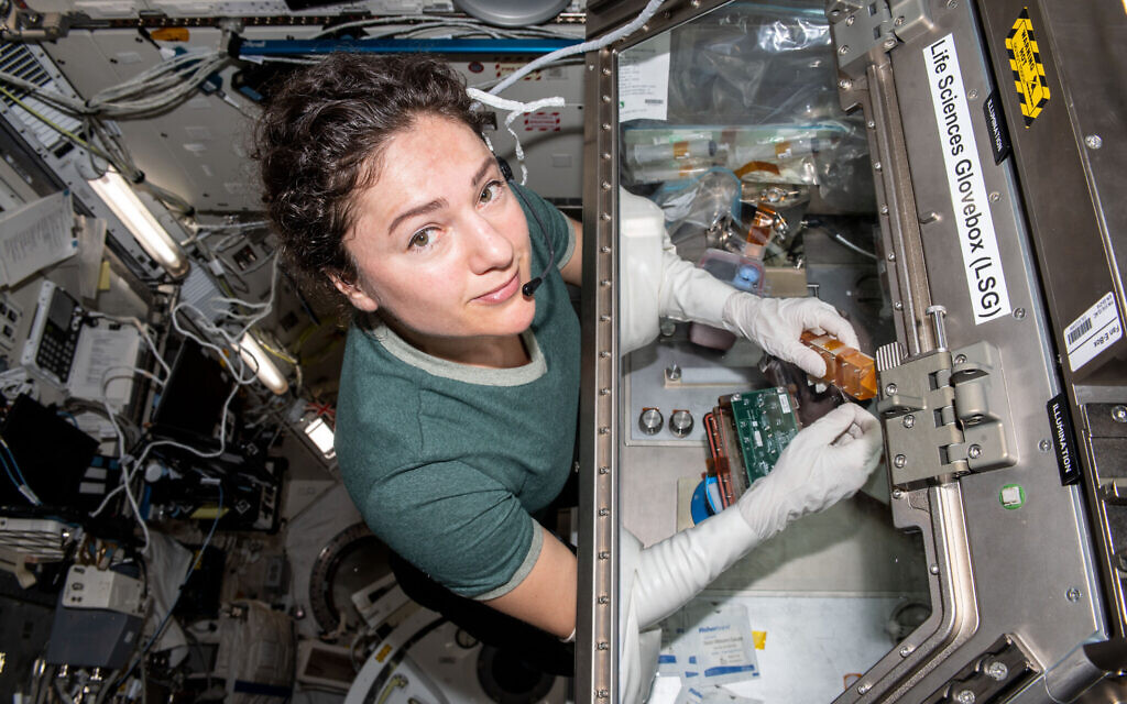 L'astronaute Jessica Meir travaille sur une expérience scientifique à bord de l'ISS (Crédit : NASA) L'astronaute Jessica Meir travaille sur une expérience scientifique à bord de l'ISS (Crédit : NASA)
