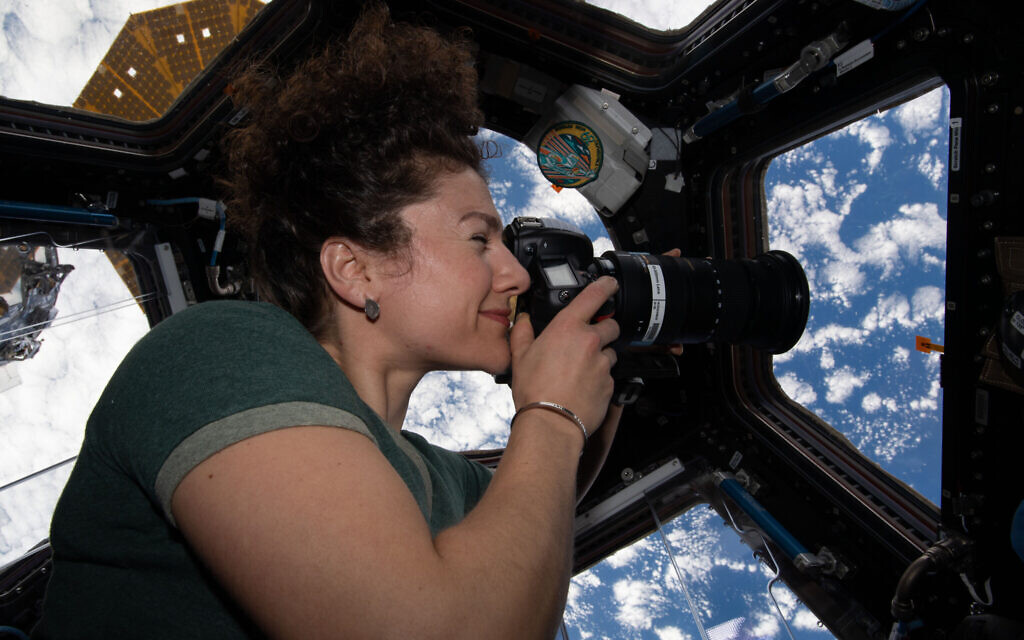 L'astronaute de la NASA Jessica Meir prend des photos de la Terre depuis une fenêtre de l'ISS. (NASA) L'astronaute de la NASA Jessica Meir prend des photos de la Terre depuis une fenêtre de l'ISS. (NASA)