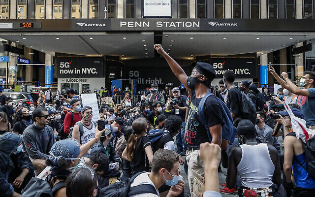 Des manifestants avant une minute de silence devant la gare de Pennsylvanie et le Madison Square Garden lors d'une marche, le mercredi 3 juin 2020, dans le quartier de Manhattan à New York. (Crédit : AP / John Minchillo) Des manifestants avant une minute de silence devant la gare de Pennsylvanie et le Madison Square Garden lors d'une marche, le mercredi 3 juin 2020, dans le quartier de Manhattan à New York. (Crédit : AP / John Minchillo)