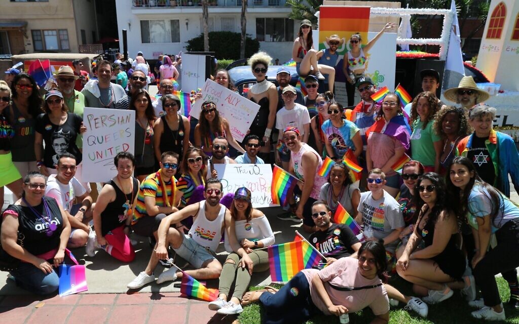 Une délégation de Juifs persans et leurs amis à la Marche des fiertés de Los Angeles en 2019. (Crédit : Anna Falzetta/ via JTA)
