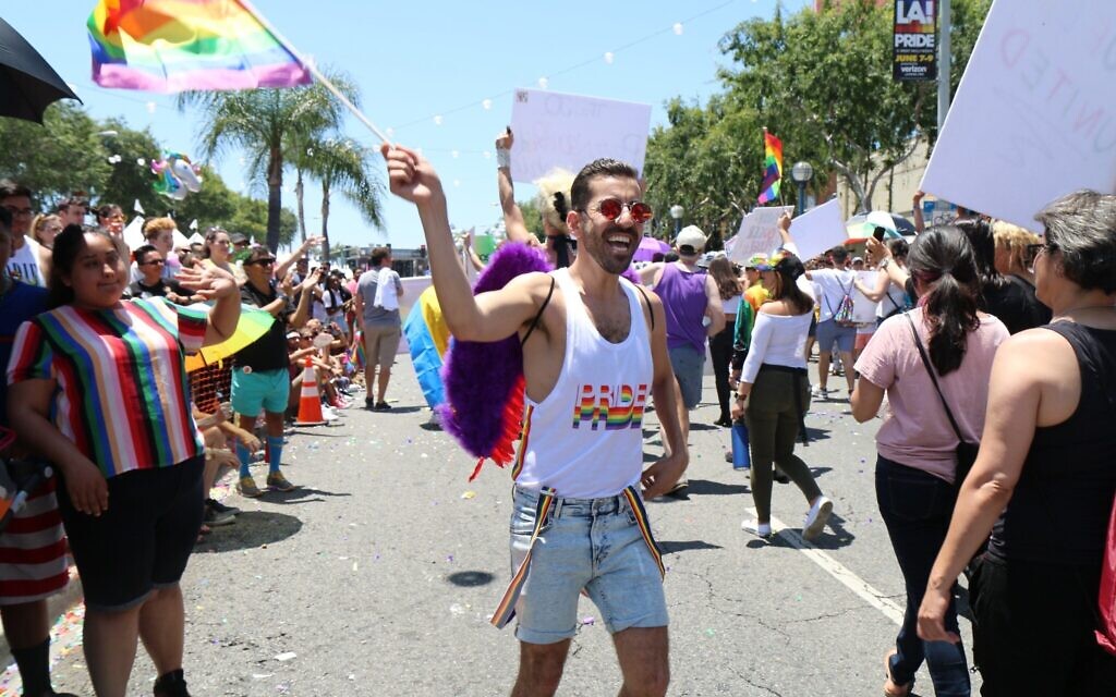 Arya Marvazy défilant à la Marche des fiertés de Los Angeles en 2019. (Crédit : Anna Falzetta/ via JTA)