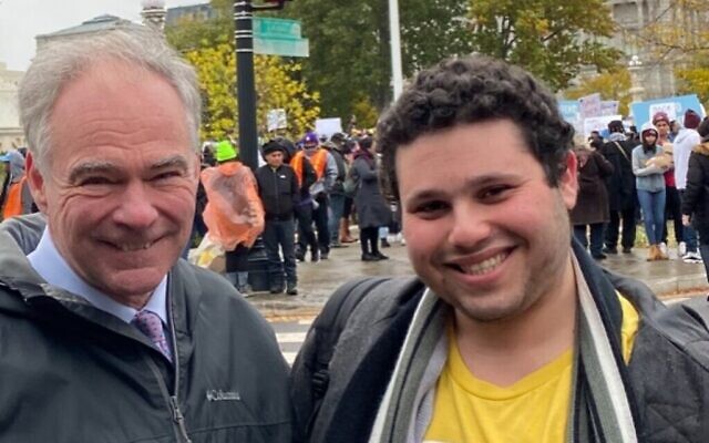 Elias Rosenfeld avec le sénateur américain Tim Kaine devant la Cour suprême, le 12 novembre 2019, le jour de la présentation des arguments dans l'affaire des arrivées DACA. (Autorisation : Elias Rosenfeld/ via JTA)
