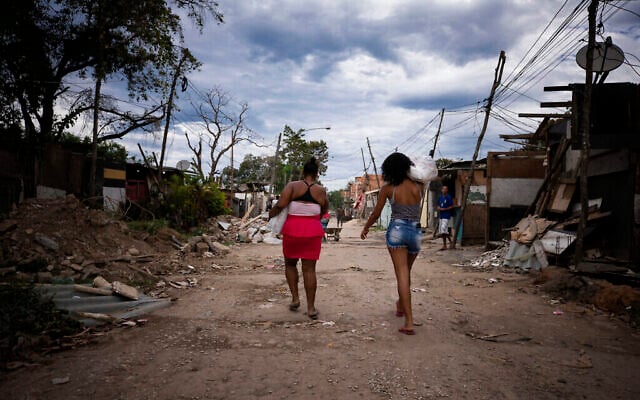 Des habitants de la communauté de Cidade de Deus reçoivent des dons de nourriture en pleine pandémie de coronavirus (COVID-19), le 23 mai 2020 à Rio de Janeiro, au Brésil. (Buda Mendes/Getty Images/via JTA)