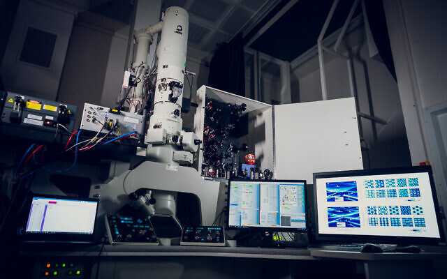 Le nouveau microscope quantique au Technion-Institut israélien de la Technologie (Crédit : (Nitzan Zohar, bureau du porte-parole du  Technion)