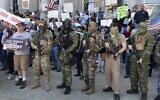 Des citoyens américains, y compris des membres du mouvement boogaloo, manifestent contre les fermetures d'entreprises en raison de la crise de coronavirus, à la State House à Concord, New Hampshire, le 2 mai 2020. (Crédit : AP / Michael Dwyer)