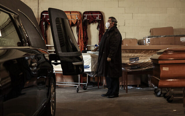 Une nouvelle série de morts est amenée sur la zone de chargement de la maison funéraire Gutterman avant d'être placée dans un corbillard, le 15 mai 2020, à Woodbury, New York. (Photo par Jonathan Alpeyrie/Polaris Images)