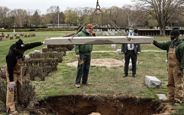 L'enterrement d'une victime de la COVID-19 au cimetière de Washington Memorial Park, le 15 mai 2020. (Photo par Jonathan Alpeyrie/Polaris Images)