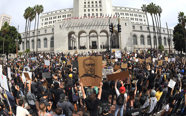 Des manifestants se trouvent devant l'hôtel de ville de Los Angeles lors d'une manifestation pour protester contre la mort de George Floyd, le 2 juin 2020, à Los Angeles. (Crédit : AP Photo/Mark J. Terrill) Des manifestants se trouvent devant l'hôtel de ville de Los Angeles lors d'une manifestation pour protester contre la mort de George Floyd, le 2 juin 2020, à Los Angeles. (Crédit : AP Photo/Mark J. Terrill)