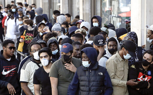 Les gens font la queue pour entrer dans le magasin de Nike de Londres, (Nike Town), le 15 juin 2020, alors que les magasins ont rouvert après la fermeture de COVID-19. (AP Photo/Matt Dunham) Les gens font la queue pour entrer dans le magasin de Nike de Londres, (Nike Town), le 15 juin 2020, alors que les magasins ont rouvert après la fermeture de COVID-19. (AP Photo/Matt Dunham)