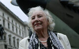 Dame Vera Lynn participe à une cérémonie marquant le 70e anniversaire de la bataille d'Angleterre, organisée dans le centre de Londres le 20 août 2010. (Crédit : Lefteris Pitarakis/AP)