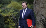 Le secrétaire d'Etat britannique au Logement Robert Jenrick lors d'une réunion du cabinet au 10 Downing Street, à Londres, le 16 octobre 2019 (Crédit : Kirsty Wigglesworth/AP)