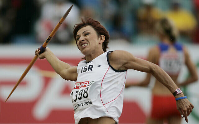 L'athlète israélienne Svetlana Gnezdilov lors de l'épreuve d’heptathlon du du javelot aux championnats d'Europe d'athlétisme à Goteborg, en Suède, le 8 août 2006. (Crédit : AP Photo/Martin Meissner)