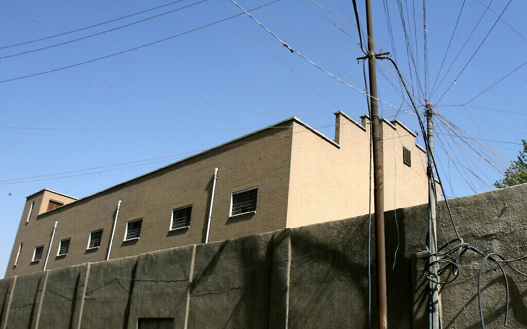 La synagogue Meir de Bagdad, vue derrière un mur, en Irak, le 7 août 2007 (Crédit : AP Photo/Hadi Mizban)