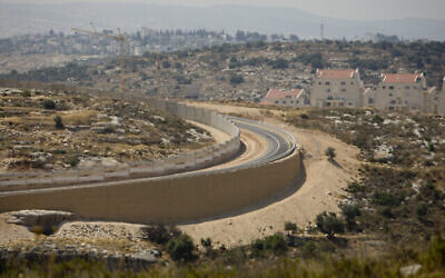 Une section de la barrière de séparation d'Israël entre l'implantation juive de Modiin Illit, à droite, et la périphérie du village cisjordanien de Bilin, près de Ramallah, le 23 juin 2011. (Crédit : Ariel Schalit/AP)