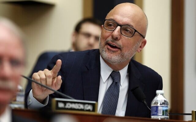 Le député Ted Deutch, représentant Démocrate de Floride, membre de la commission judiciaire de la Chambre des représentants, interroge le directeur du FBI Christopher Wray lors d'une audition de la Chambre des représentants au Capitole à Washington, le 7 décembre 2017, sur la surveillance du Federal Bureau of Investigation. (AP Photo/Carolyn Kaster)