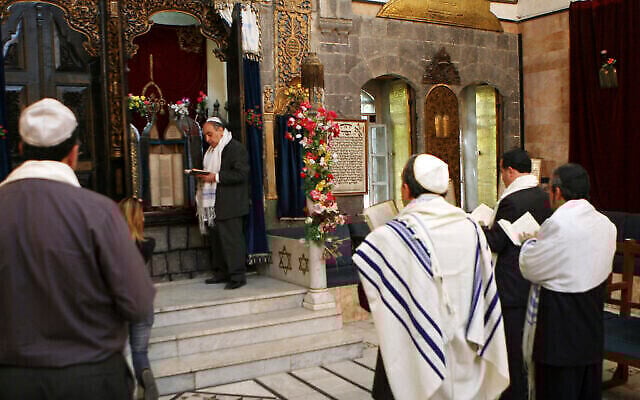 FILE - This Sunday, April 20, 2008, file Des Juifs syriens fêtent Pessah dans la synagogue al-Firenj, dans le centre de Damas, le 20 avril 2018 (Crédit : AP Photo/Bassem Tellawi, File). FILE - This Sunday, April 20, 2008, file Des Juifs syriens fêtent Pessah dans la synagogue al-Firenj, dans le centre de Damas, le 20 avril 2018 (Crédit : AP Photo/Bassem Tellawi, File).