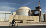 La centrale nucléaire de Bushehr, à l'extérieur de la ville de Bushehr, dans le sud de l'Iran. (Crédit : Mehr News Agency, Majid Asgaripour/AP)