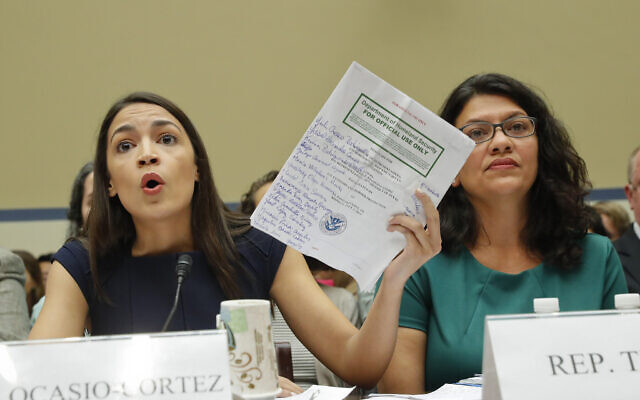 La représentante démocrate de New York Alexandria Ocasio-Cortez, à gauche, et Rachida Tlaib, à droite, avant une audience de supervision sur les centres de détention au Capitole, à Washington, le 12 juillet 2019 (Crédit : AP Photo/Pablo Martinez Monsivais)