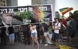 Rassemblement de 2019 contre les thérapies de conversion des homosexuels, avec des manifestants tenant une pancarte sur laquelle figure le député Rafi Peretz et qui porte les mots "L'oppression est l'oppression". (AP Photo/Oded Balilty)