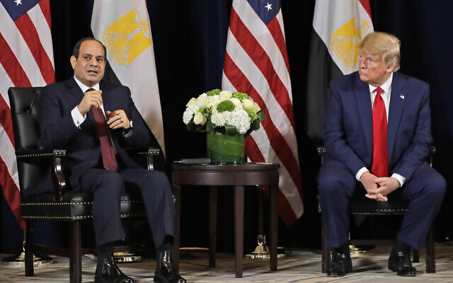 Le président égyptien Abdel-Fattah al-Sissi (à gauche) s'entretient avec le président Donald Trump à l'hôtel InterContinental Barclay lors de l'Assemblée générale des Nations unies, lundi 23 septembre 2019, à New York. (AP Photo/Evan Vucci)
