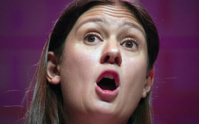 Lisa Nandy, alors candidate à la direction du Parti travailliste britannique, s'exprime lors de la course à la direction du parti au SEC Centre à Glasgow, en Écosse, le 15 février 2020. (Jane Barlow/PA via AP)