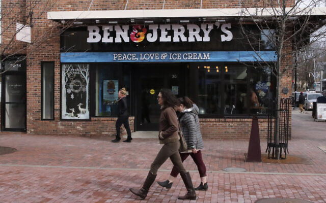 Des passants devant la boutique Ben & Jerry's de Burlington, dans le Vermont, le 11 mars 2020. (Crédit : AP / Charles Krupa)