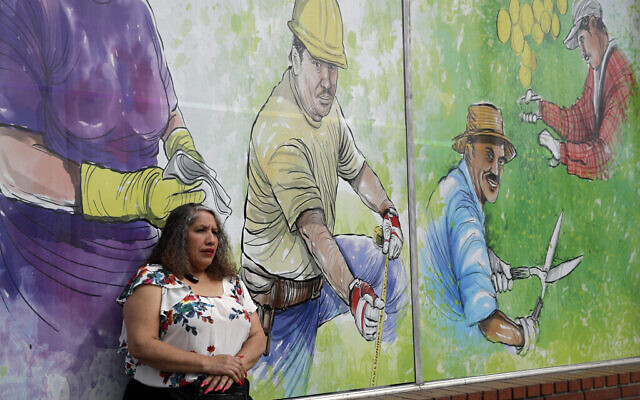 Une immigrante sans papiers pose pour un portrait dans un centre de placement à Pasadena, en Californie. Le plan de secours que le Congrès a approuvé pour aider les Américains pendant la pandémie de coronavirus comporte une exclusion majeure : des millions d'immigrants qui n'ont pas de statut légal aux États-Unis, le 31 mars 2020. (AP Photo/Marcio Jose Sanchez)