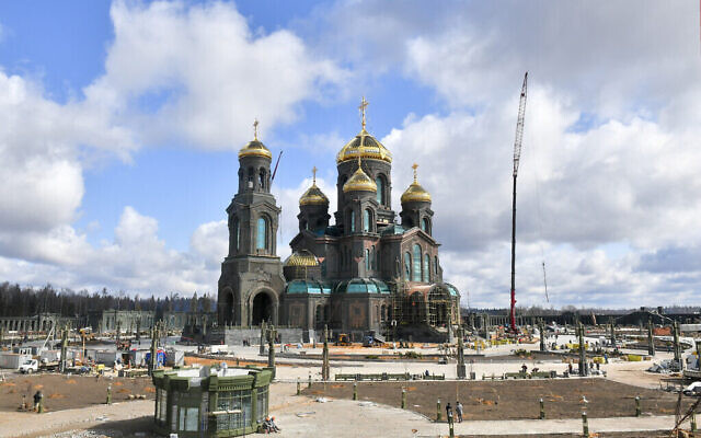 La cathédrale des forces armées russes au parc patriotique à proximité de Moscou, le 28 avril 2020. (Crédit : Sergei Kiselev, photo de l'agence de presse de Moscou via AP)