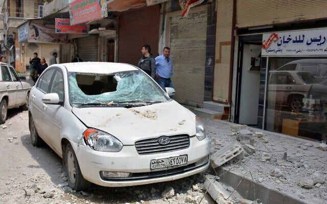 Illustration : une explosion sur une réserve d’armes près de la ville de Homs en Syrie attribuée aux frappes aériennes israéliennes, le 1er mai 2020, a causé des dégâts sur une voiture à proximité. (Agence officielle syrienne SANA via AP)