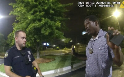 Cette capture d'écran tirée d'une vidéo tournée par la caméra du policier d'Atlanta montre Rayshard Brooks en train de parler avec l'agent Garrett Rolfe dans le parking du restaurant Wendy's, vendredi 12 juin 2020 à Atlanta. (Crédit : Atlanta Police Department via AP)