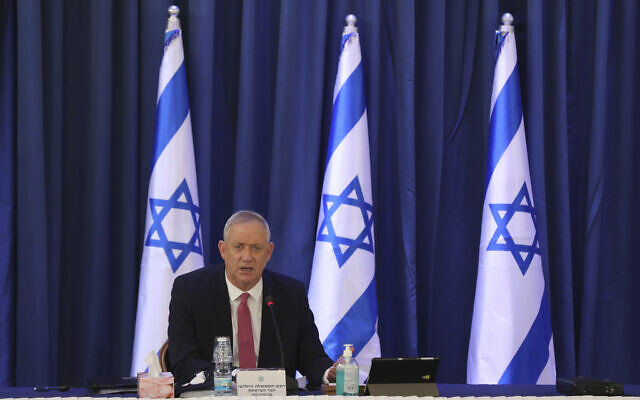 Le ministre de la Défense Benny Gantz lors d'une réunion du cabinet, au ministère des Affaires étrangères de Jérusalem, le 21 juin 2020 (Crédit : Abir Sultan/Pool Photo via AP) Le ministre de la Défense Benny Gantz lors d'une réunion du cabinet, au ministère des Affaires étrangères de Jérusalem, le 21 juin 2020 (Crédit : Abir Sultan/Pool Photo via AP)