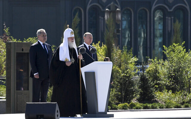 Cyrille de Moscou, patriarche de l'Église orthodoxe russe et évêque de Moscou, au centre, prononce un discours alors que le président russe Vladimir Poutine, à droite, et le ministre russe de la Défense, Sergei Shoigu, se tiennent à ses côtés lors de l'inauguration de la cathédrale des forces armées russes, le 22 juin 2020. (Crédit : Alexei Nikolsky, Sputnik, Kremlin Pool Photo via AP)