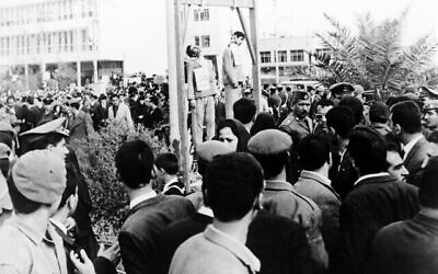 Sabah Haim et David Hazaquiel, deux hommes d'affaires juifs lors de leur pendaison à Bagdad, en Irak, parce qu'ils étaient des espions israéliens, le 27 janvier 1969 (Crédit : AP)
