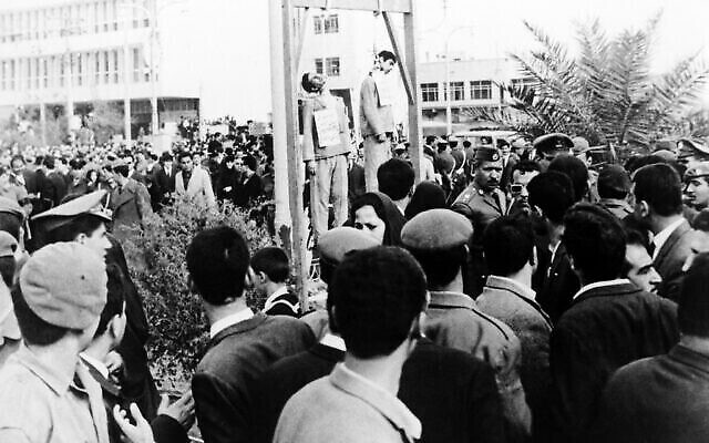 Sabah Haim et David Hazaquiel, deux hommes d'affaires juifs lors de leur pendaison à Bagdad, en Irak, parce qu'ils étaient des espions israéliens, le 27 janvier 1969 (Crédit : AP)