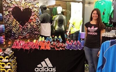 Une boutique Adidas à Boston, aux Etats-Unis. (Crédit : Whoisjohngalt / Creative Commons Attribution-Share Alike 3.0 Unported)