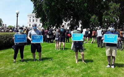 Des membres de la Jewish Community Action participent à un rassemblement de protestation contre l'assassinat de George Floyd le 31 mai 2020 à Saint Paul, dans le Minnesota. (Avec l'aimable autorisation de Carin Mrotz via JTA)
