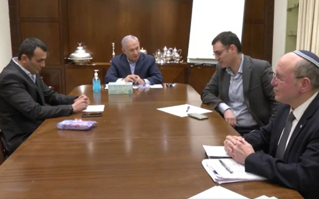 De gauche à droite : Le directeur général du ministère des Finances, Shai Babad, le Premier ministre Benjamin Netanyahu, le directeur général du ministère de la Santé, Moshe Bar Siman-Tov, et le conseiller à la sécurité nationale, Meir Ben-Shabbat, à la résidence du Premier ministre à Jérusalem, le 22 mars 2020. (Capture d'écran : Twitter) De gauche à droite : Le directeur général du ministère des Finances, Shai Babad, le Premier ministre Benjamin Netanyahu, le directeur général du ministère de la Santé, Moshe Bar Siman-Tov, et le conseiller à la sécurité nationale, Meir Ben-Shabbat, à la résidence du Premier ministre à Jérusalem, le 22 mars 2020. (Capture d'écran : Twitter)