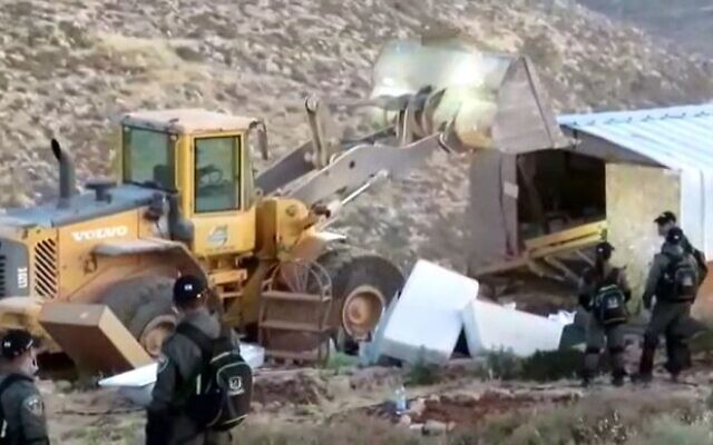 Les forces de sécurité israéliennes rasent des constructions au sein de l'avant-poste illégal de Maoz Esther, le 15 juin 2020 (Crédit : Geulat Zion) Les forces de sécurité israéliennes rasent des constructions au sein de l'avant-poste illégal de Maoz Esther, le 15 juin 2020 (Crédit : Geulat Zion)