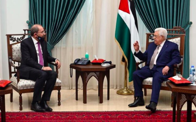 Le ministre jordanien des Affaires étrangères Ayman Safadi (à gauche) rencontre le président de l'Autorité palestinienne Mahmoud Abbas à Ramallah, le 18 juin 2020 (Crédit : agence de presse Wafa)