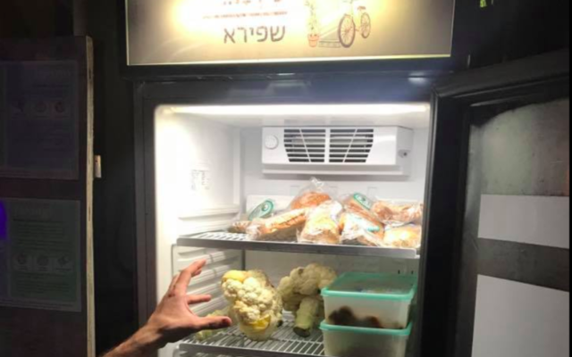 Un frigo communautaire en Israël. (Crédit : Facebook / thefridgeIL)