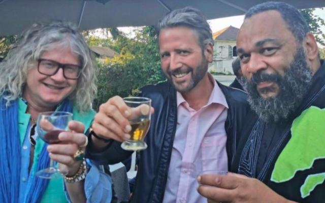 Le collectionneur Pierre-Jean Chalençon, le pianiste Stéphane Blet et Dieudonné. (Crédit : capture d’écran Facebook)